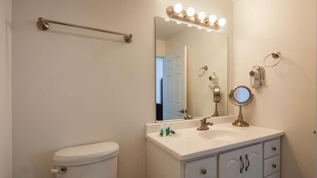 Charlevoix Inn & Suites Surestay Collection By Best Western ภายนอก รูปภาพ