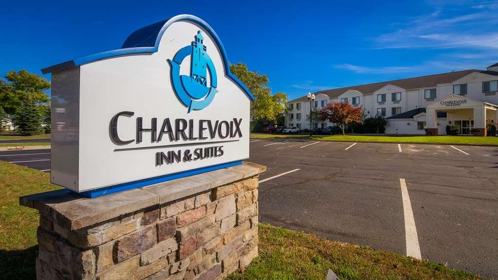 Charlevoix Inn & Suites Surestay Collection By Best Western ภายนอก รูปภาพ