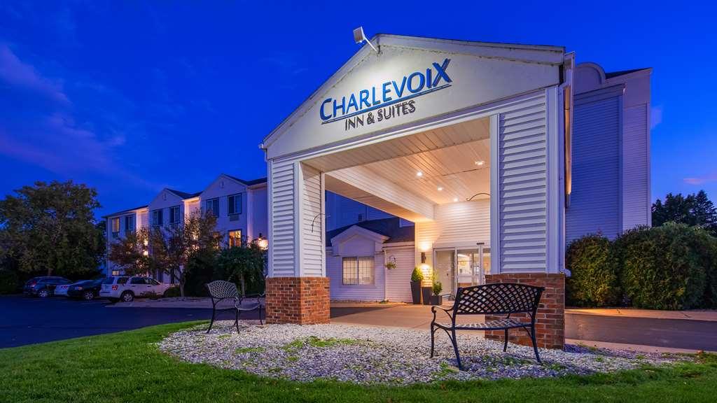 Charlevoix Inn & Suites Surestay Collection By Best Western ภายนอก รูปภาพ